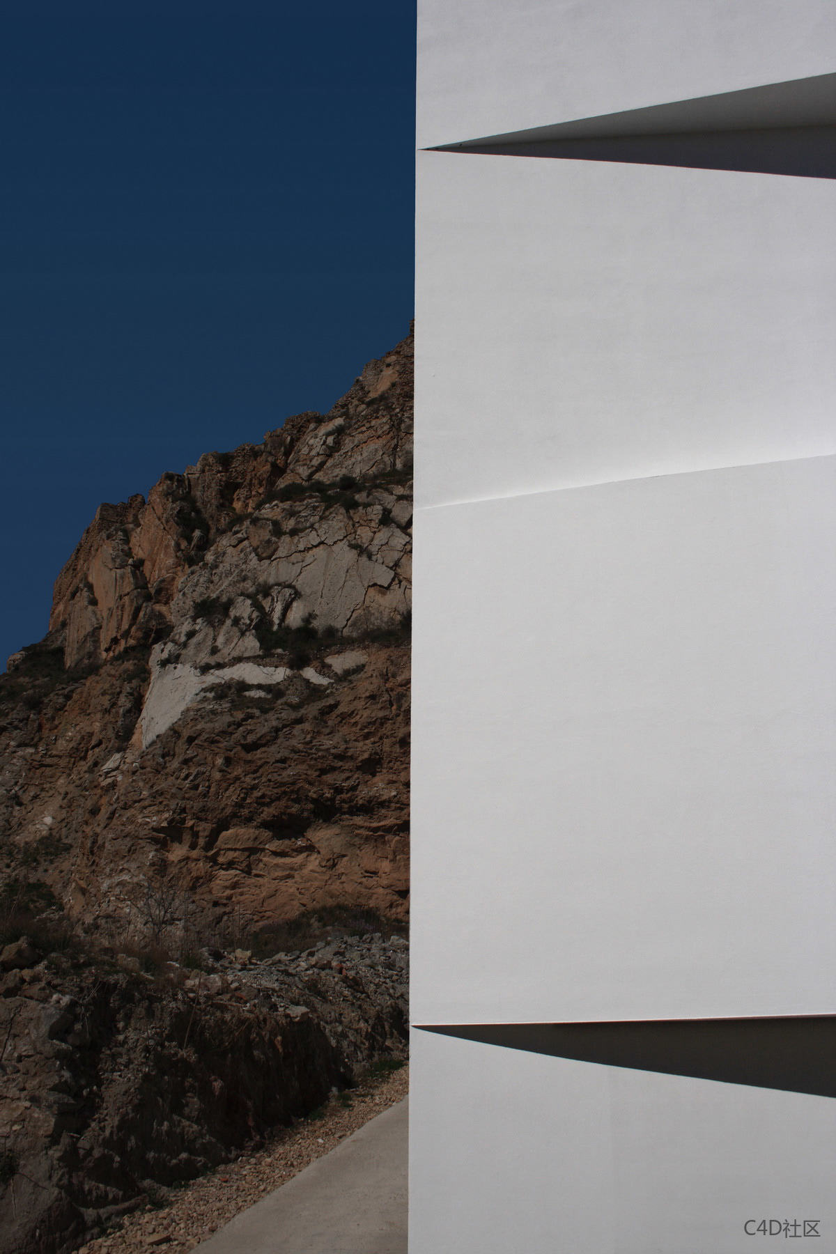 城堡俯瞰山腰上的房子-behance-Fran Silvestre Arquitectos