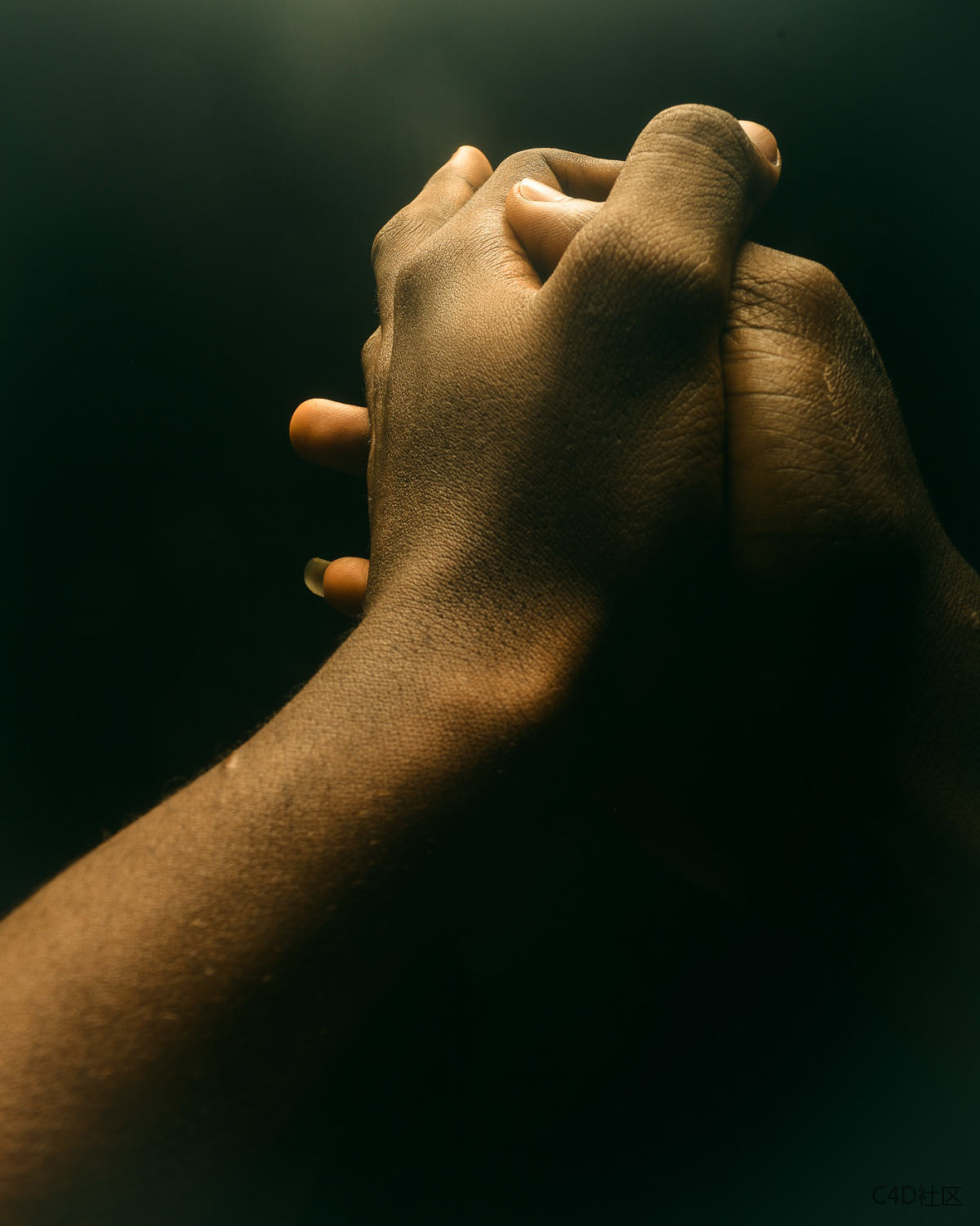 光影下的手-极具张力