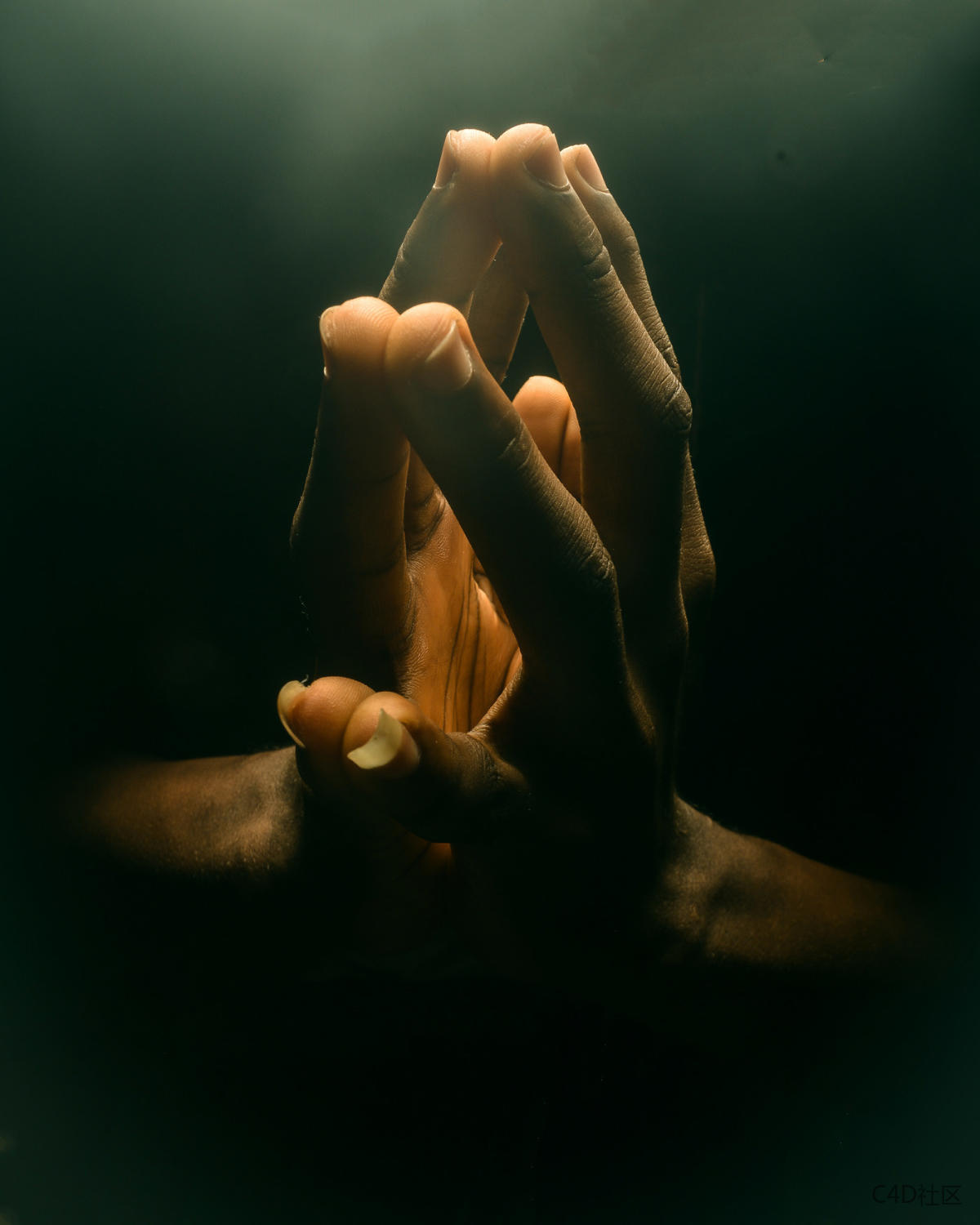 光影下的手-极具张力